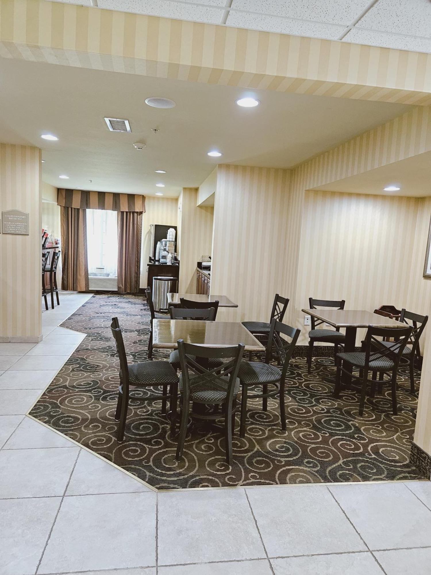 Cobblestone Inn & Suites - Bloomfield エクステリア 写真