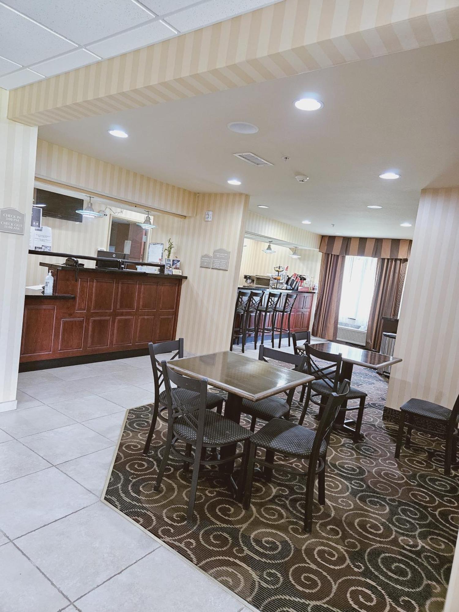 Cobblestone Inn & Suites - Bloomfield エクステリア 写真