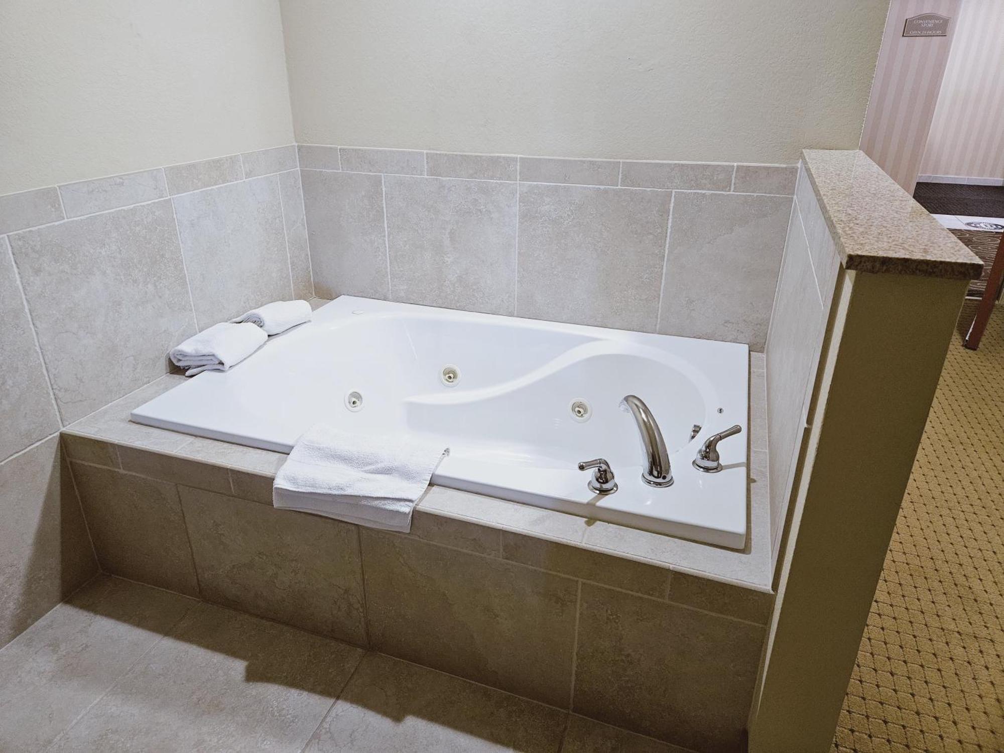Cobblestone Inn & Suites - Bloomfield エクステリア 写真