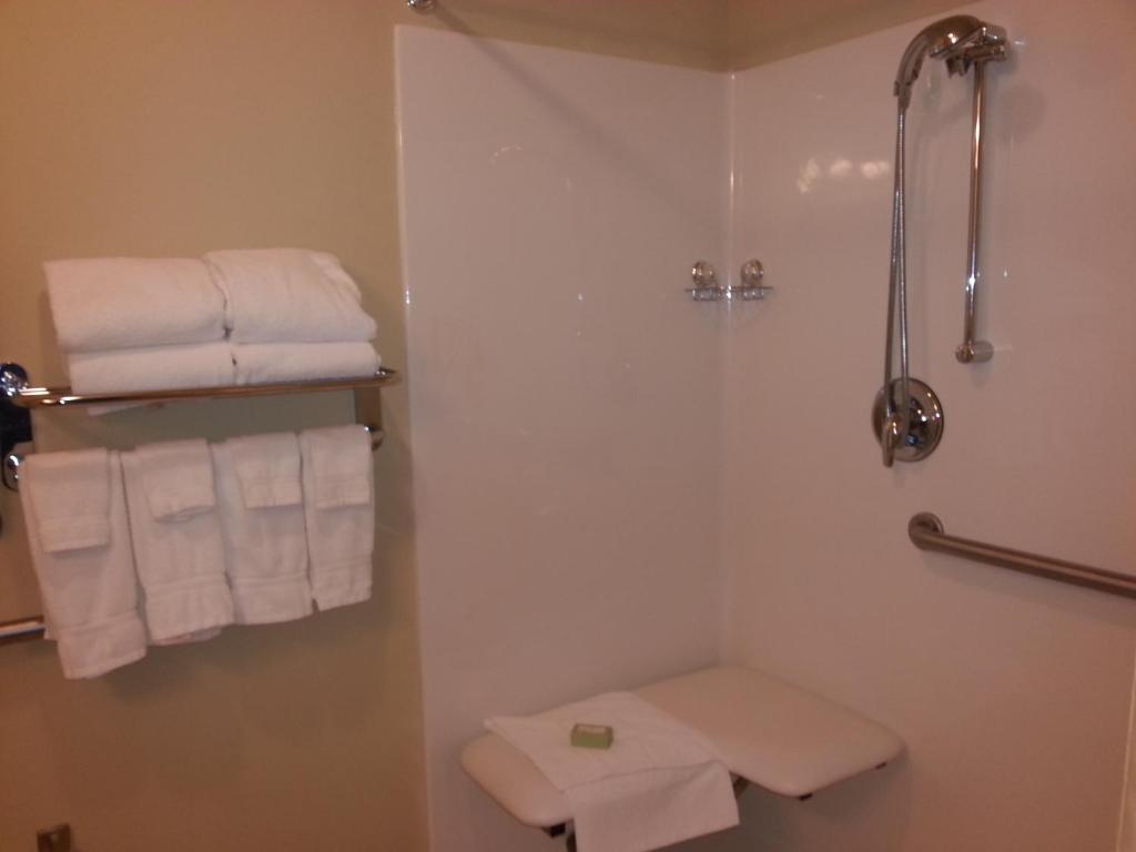 Cobblestone Inn & Suites - Bloomfield エクステリア 写真