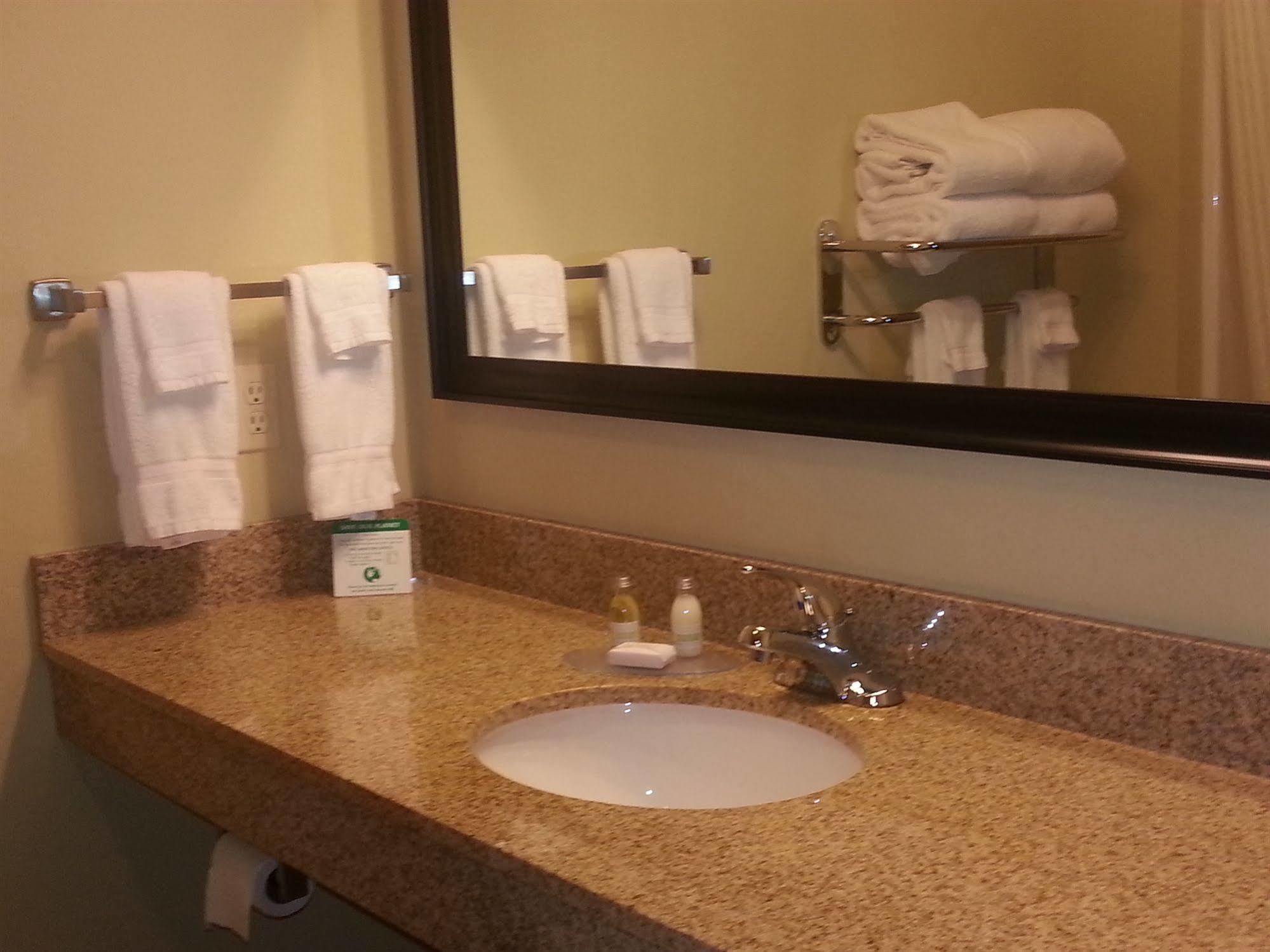 Cobblestone Inn & Suites - Bloomfield エクステリア 写真